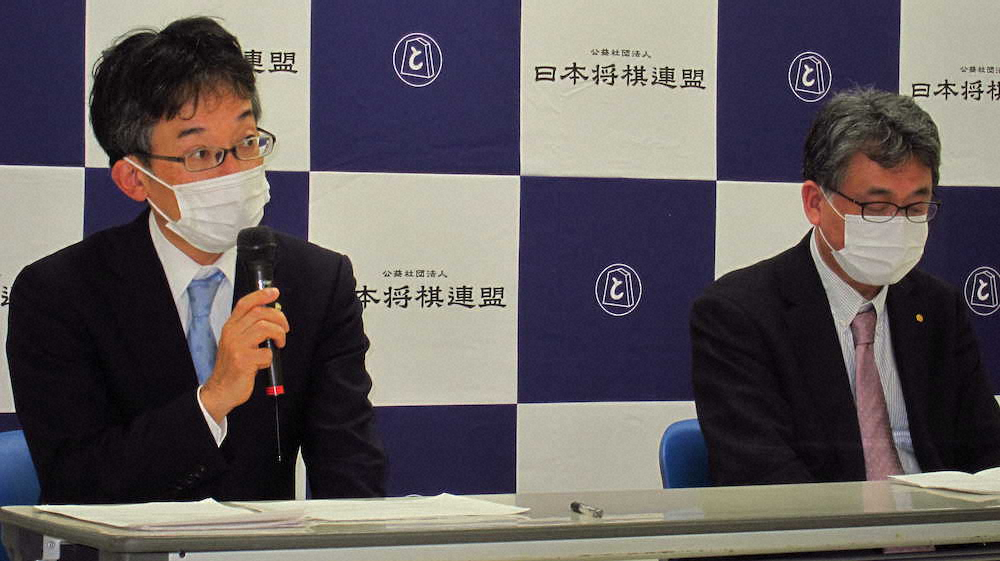臨時総会後に記者会見する佐藤康光会長（左）と脇謙二専務理事（撮影・我満　晴朗）