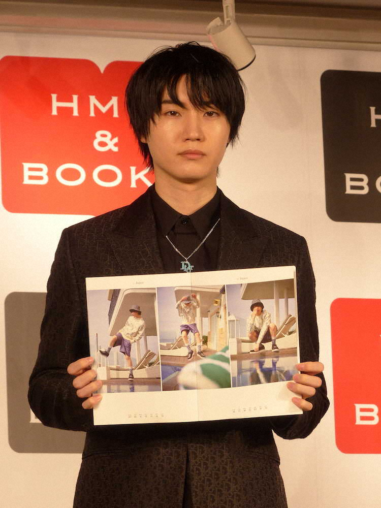 東京・HMV＆BOOKS　SHIBUYAで4月スタートのカレンダー「MR.SAKURADA」の発売記念イベントを行った桜田通