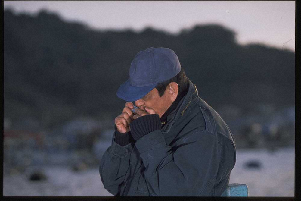 「ホタル」劇中でハーモニカを吹く高倉健さん（C）2001「ホタル」製作委員会