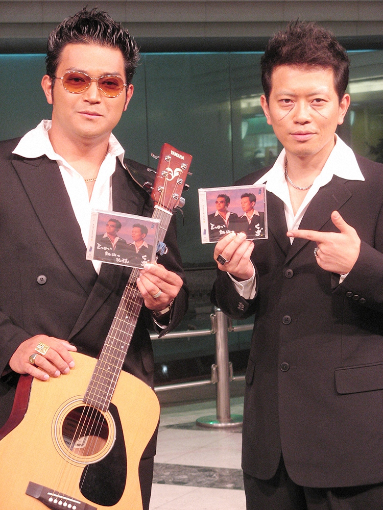 新曲発売イベントを行った音楽ユニット「くず」の（左から）ANIKI（タレントの山口智充）とHIRO（お笑いコンビ「雨上がり決死隊」の宮迫博之）=2006年11月