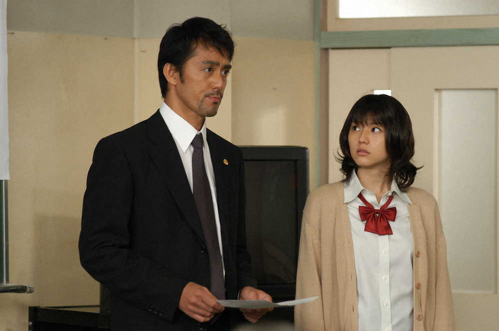 2005年放送のTBS「ドラゴン桜」での長澤まさみ。女子高生役だった（左は主演の阿部寛）― スポニチ Sponichi Annex 芸能