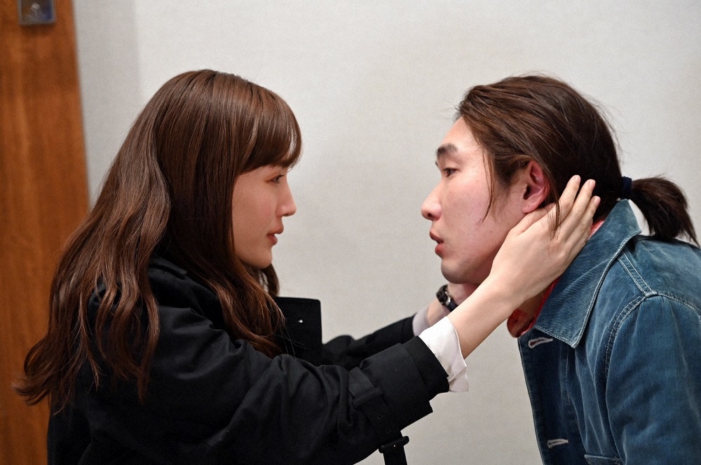 【画像・写真】「天国と地獄」綾瀬はるか大胆キス　柄本佑“骨抜き顔”にネット爆笑「キスシーン史上初の表情」