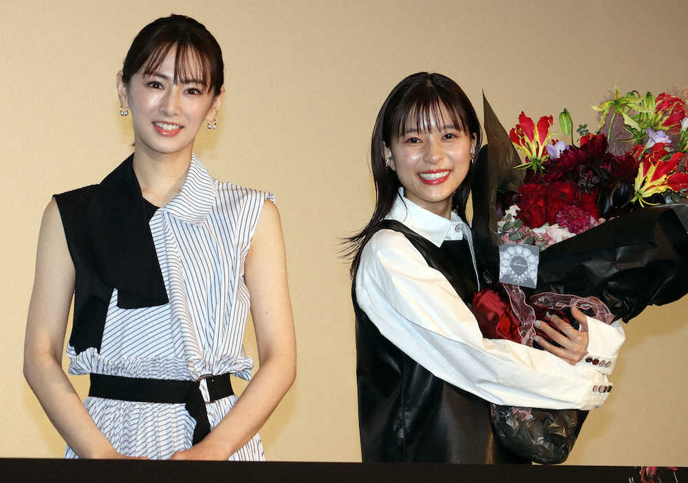 映画「ファーストラヴ」のヒット御礼舞台あいさつで北川景子（左）からサプライズで誕生日の花束を贈られた芳根京子