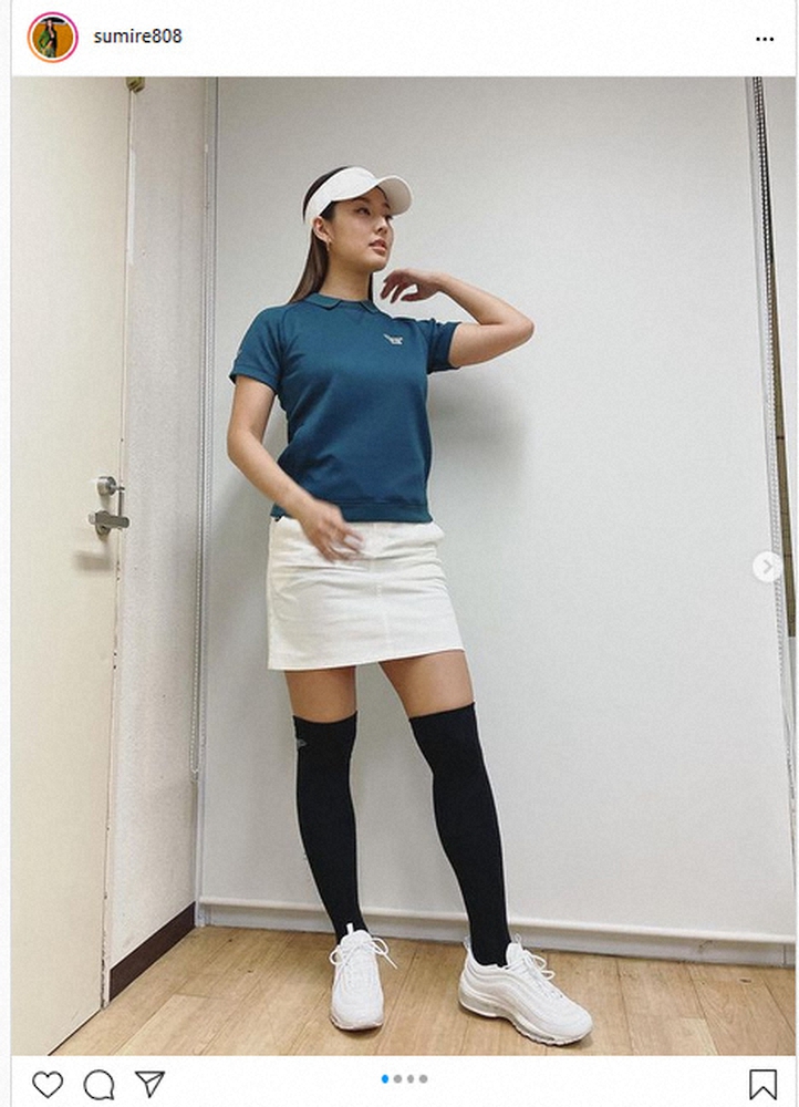 【画像・写真】すみれ　ゴルフウェア姿で決めポーズ　“似ている”プロゴルファーは「高校の先輩」