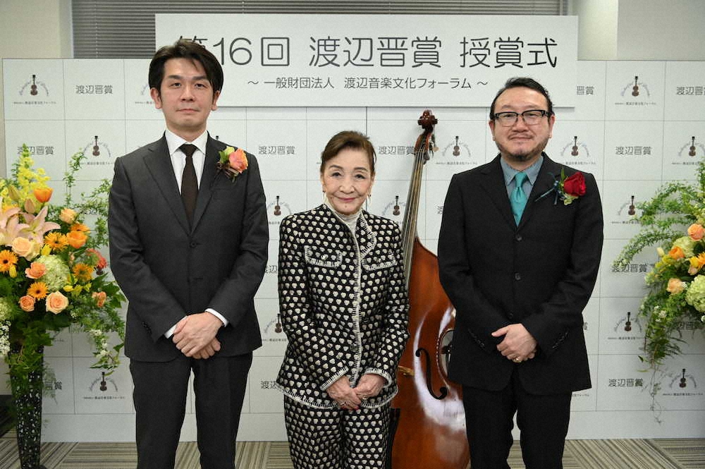 授賞式に出席した（左から）岩上敦宏氏、渡辺美佐理事長、服部克久氏の長男・隆之氏