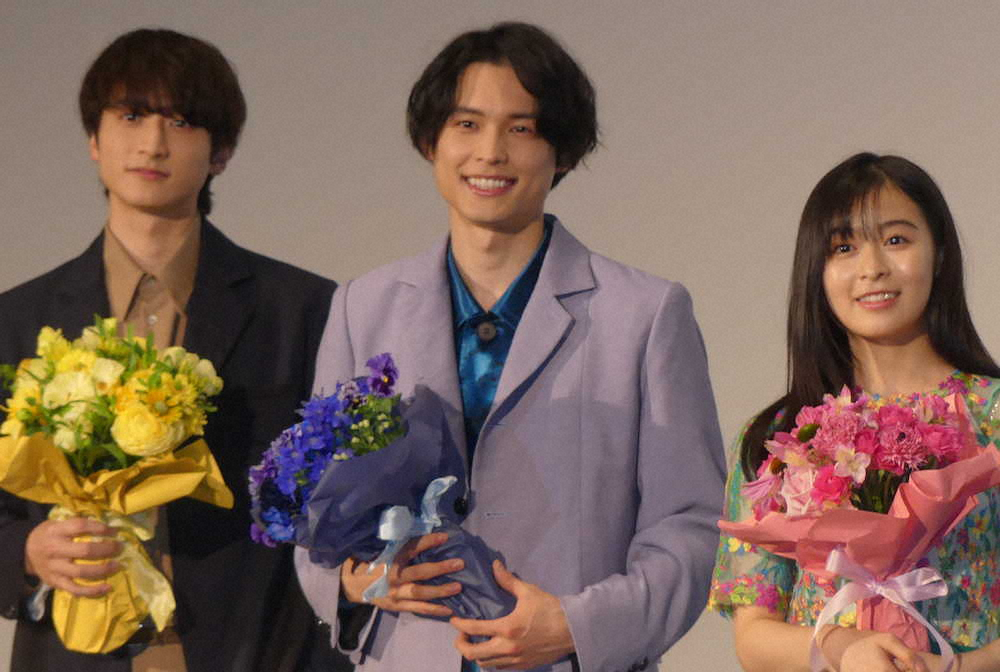 花束を手に笑顔の（左から）小関裕太、松村北斗、森七菜
