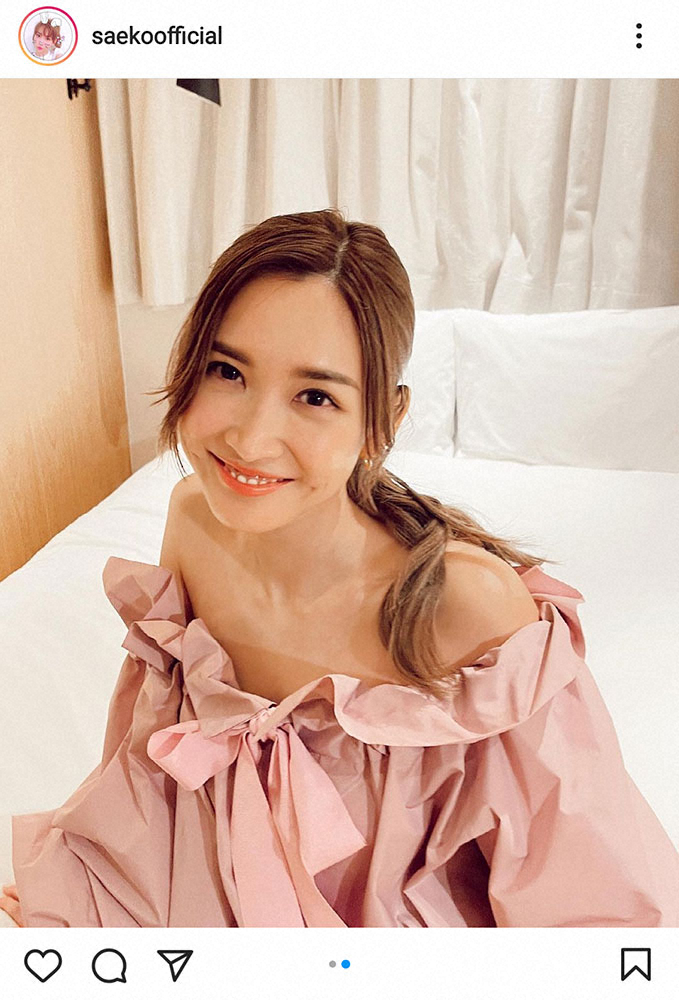 【画像・写真】紗栄子　ピンクの肩出しブラウス姿をフォロワー絶賛「めっちゃ似合ってる」「ラッピングされているみたい」