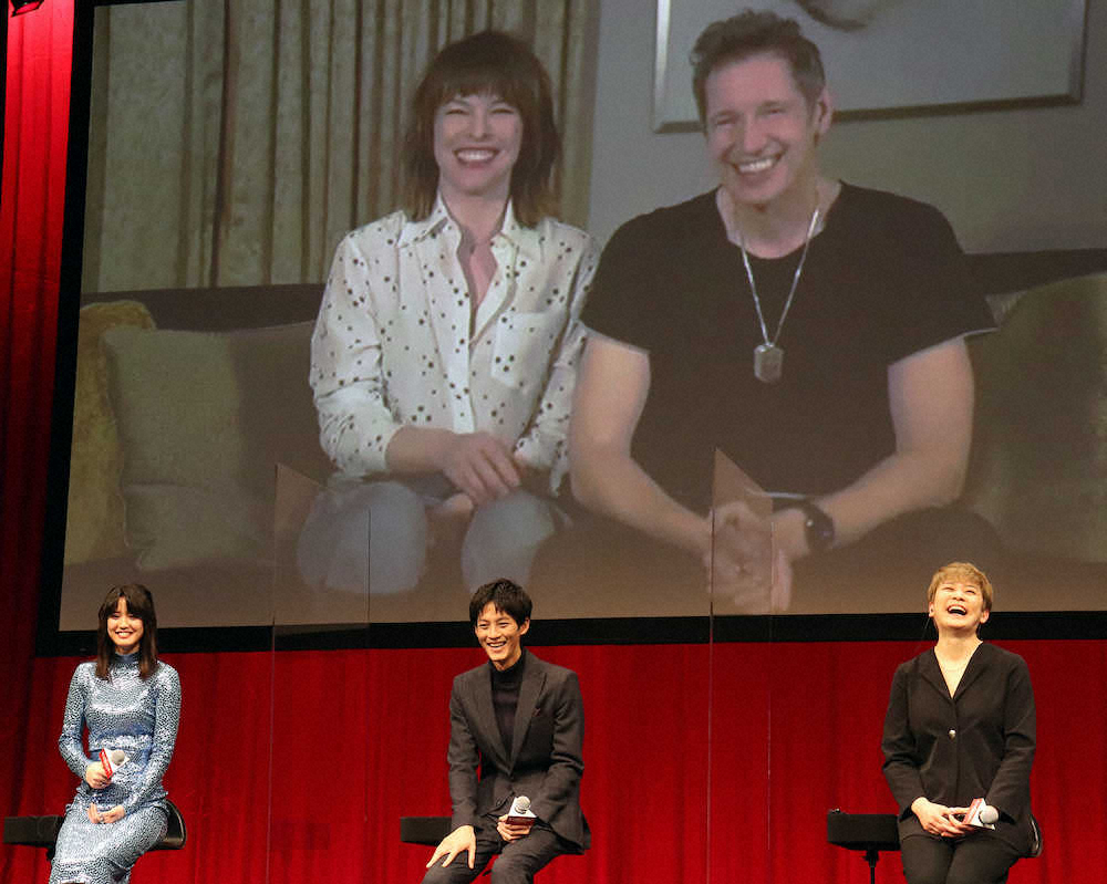 米映画「モンスターハンター」のトークイベントに出席した（左から）山崎紘菜、松坂桃李、本田貴子。主演のミラ・ジョヴォヴィッチ、ポール・W・S・アンダーソン監督夫妻は中継で参加