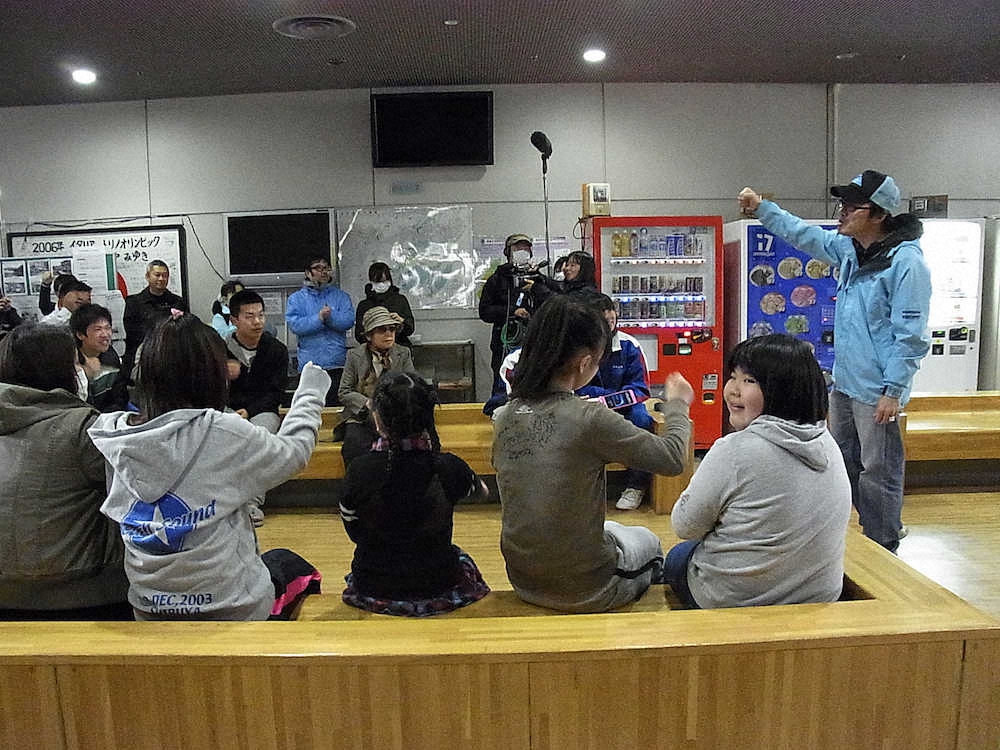 東日本大震災から1カ月後に炊き出しで塩釜市を訪れた大友康平（右）。避難所の人々を元気づける