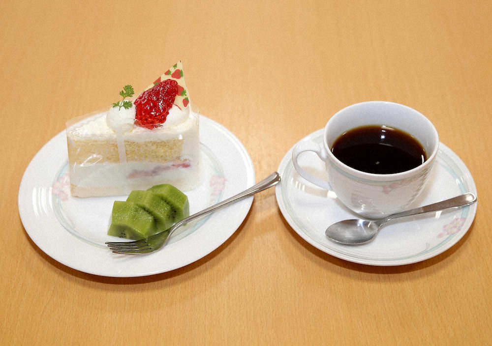 ＜王将戦第6局＞渡辺王将の午前のおやつは苺のシュートケーキ、ホットコーヒー（撮影・中村　達也）