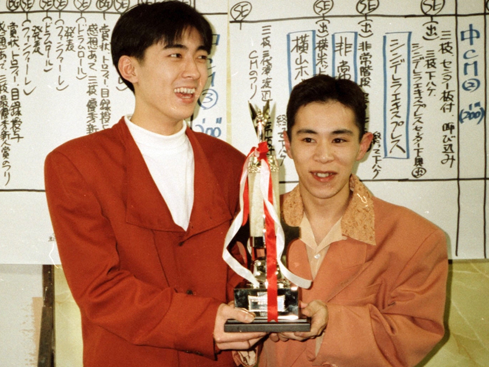 「ABCお笑い新人グランプリ」の栄冠に輝いたナインティナインの矢部（左）と岡村=1992年