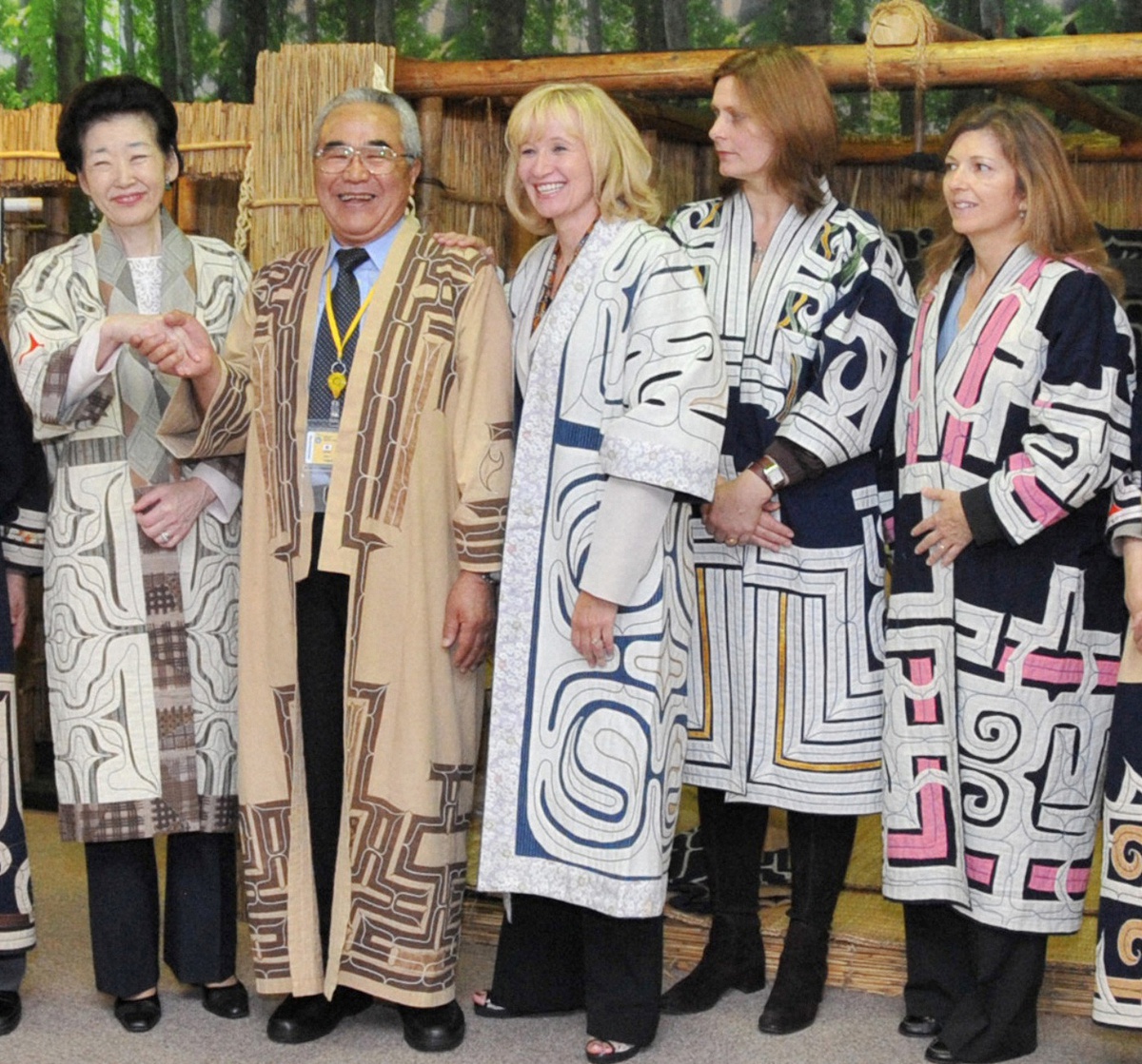 2008年の洞爺湖サミットでアイヌ民族衣装を着て記念写真に納まる各国首脳夫人ら。（左から）福田首相夫人の貴代子さん、北海道ウタリ協会の加藤忠理事長、カナダ首相夫人のローリーンさん、英首相夫人のサラさん、欧州委員長夫人のマルガリーダさん（共同）