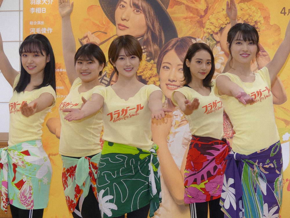 ラダンスのポーズを取る（左から）山内瑞葵、隅田杏花、樋口日奈、安田愛里、矢島舞美