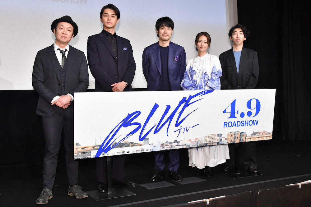 映画「BLUE」の完成報告会に出席した（左より）吉田恵輔監督、東出昌大、松山ケンイチ、木村文乃、柄本時生