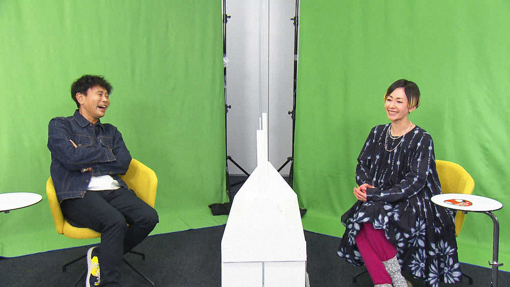 MBSテレビ「ごぶごぶ」で談笑する浜田雅功（左）と木村カエラ（写真提供・MBS）