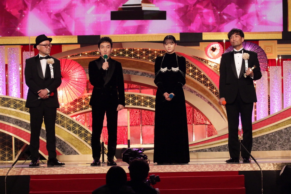 第44回日本アカデミー賞で最優秀作品賞を受賞した「ミッドナイトスワン」の内田英治監督（左端）と出演陣（C）日本アカデミー賞協会
