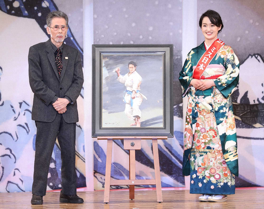 和田静郎特別顕彰ミス日本を受賞し、洋画家の村山直儀氏（左）が描いた肖像画が贈られる空手の清水希容（撮影・吉田　剛）