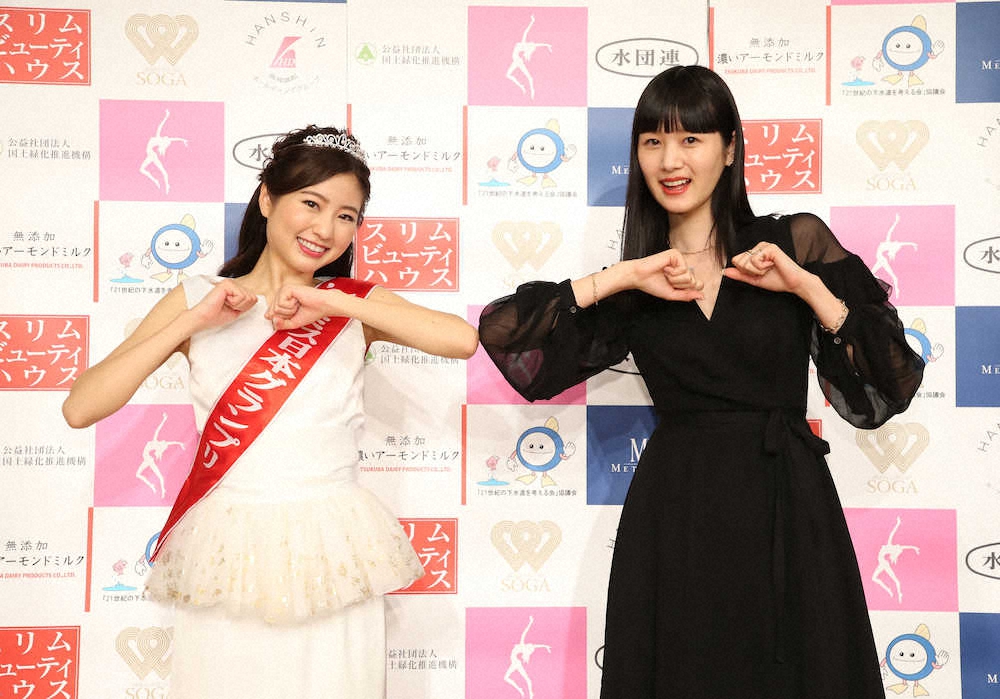 あこがれのモデル・新井貴子（右）に祝福されるグランプリの松井朝海さん（撮影・吉田　剛）