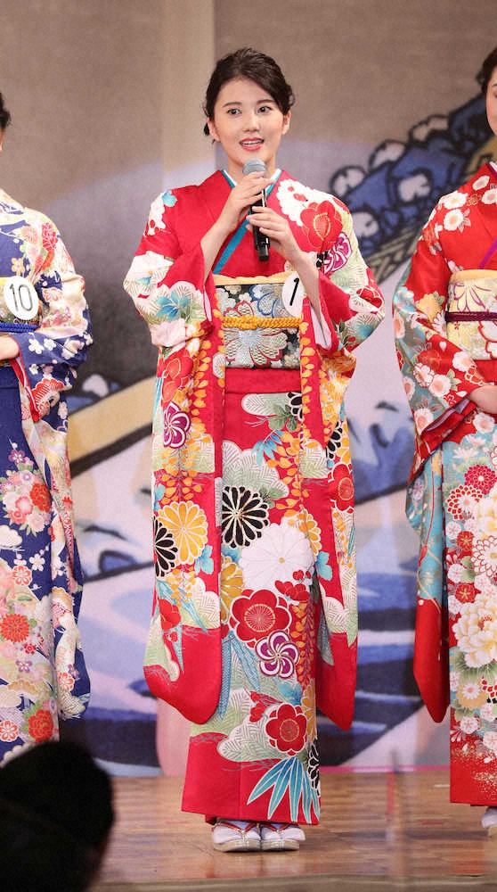 みどりの女神とミス着物のダブル受賞に驚きの表情を見せる小林優希さん 中央 撮影 吉田 剛 スポニチ Sponichi Annex 芸能