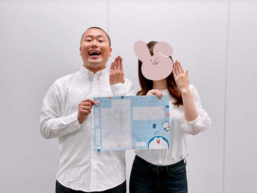 【画像・写真】「ハナコ」岡部、緊急事態宣言“解除婚”　左手薬指の指輪＆夫人とのツーショット公開