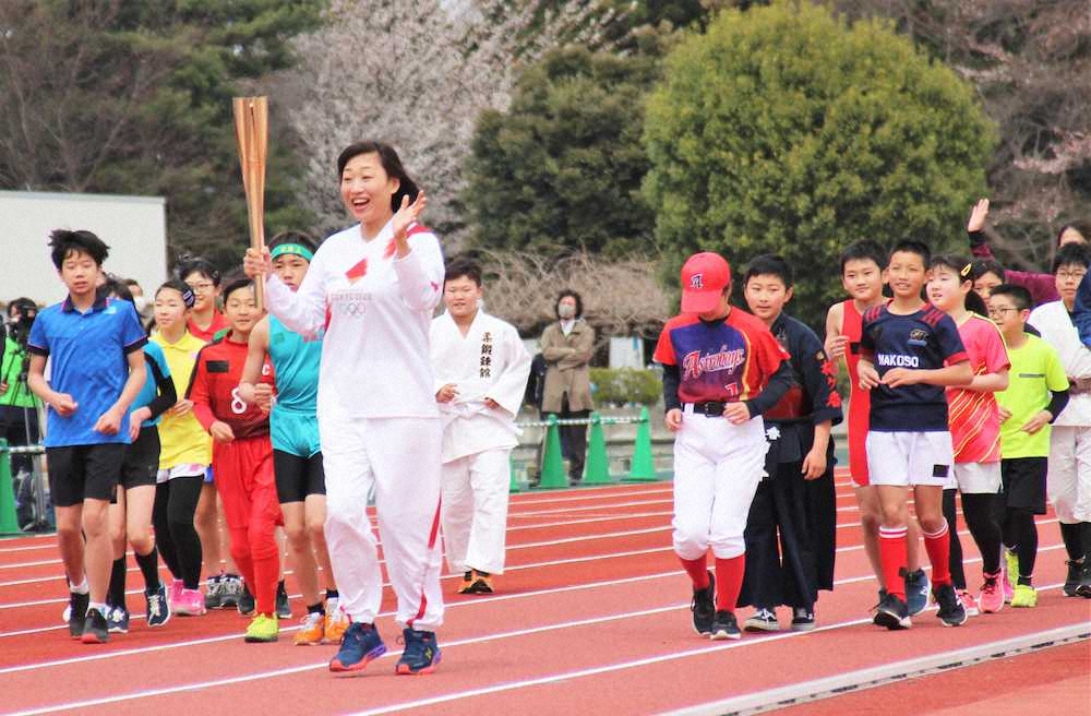 【画像・写真】しずちゃん「フラガール」舞台いわき市で笑顔の聖火リレー「ワクワクした」