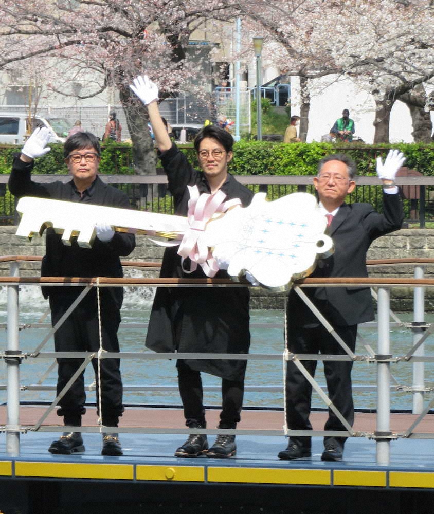 大阪市内であったスタンプラリー「古地図でめぐる　水の回廊　『御舟印』ラリー」の開会式に参加した西野亮廣（中央）