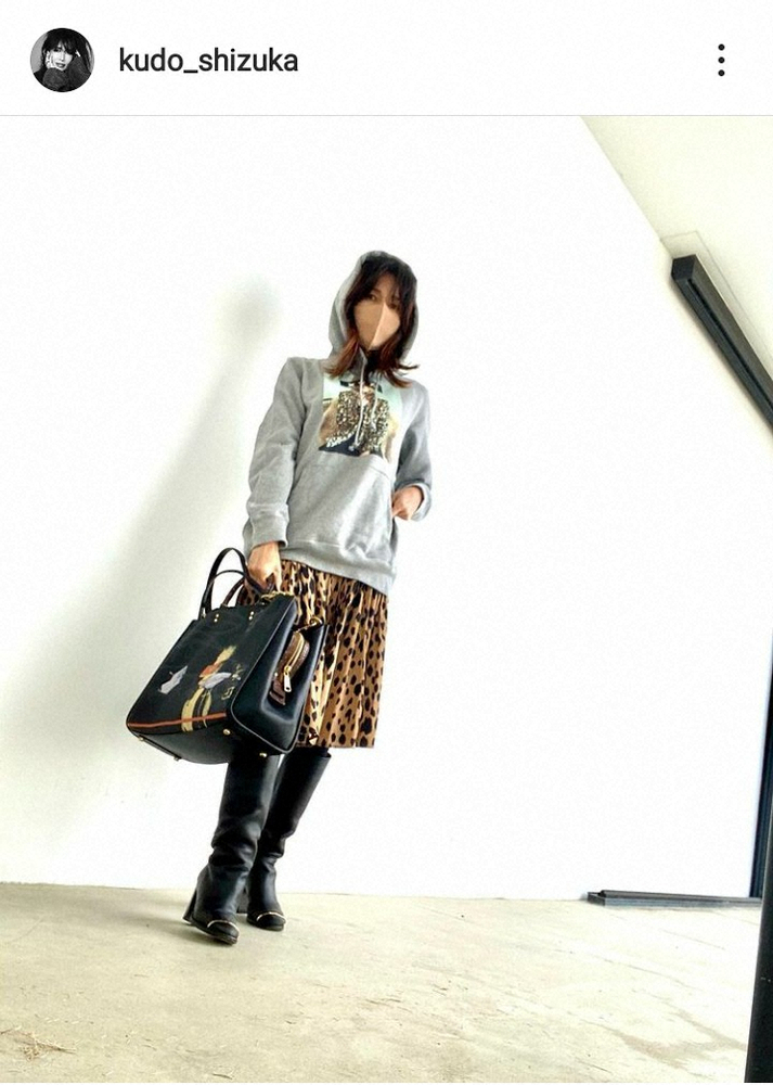 【画像・写真】工藤静香　パーカー＆ヒョウ柄スカート姿披露　バッグの中には干し芋…「新しすぎる」の声
