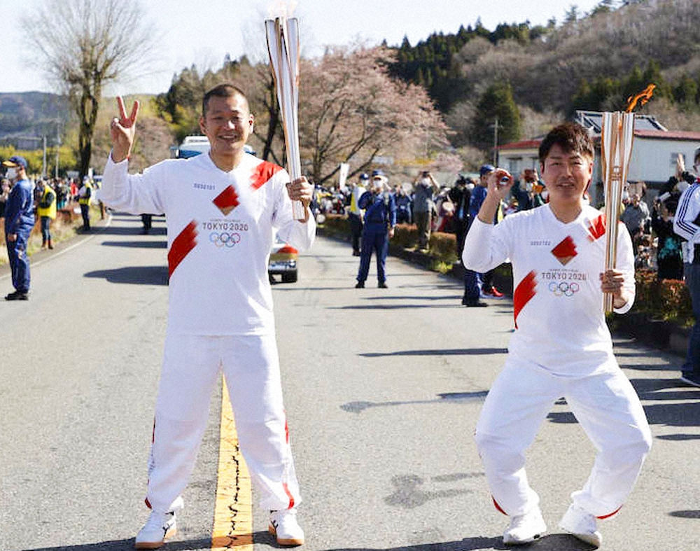 栃木県で聖火リレーの走者を務めたU字工事の益子卓郎（左）と福田薫