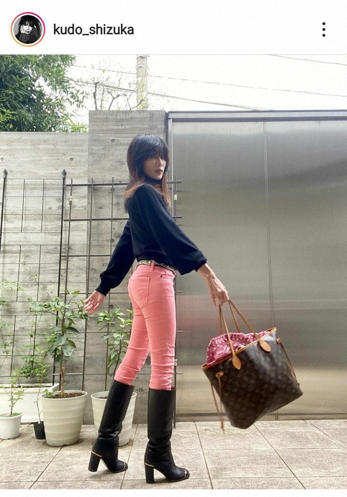 【画像・写真】工藤静香　黒ニット＆ピンクスキニー姿　春コーデ＆メーク披露にフォロワー「スタイル抜群」「お洒落すぎ」