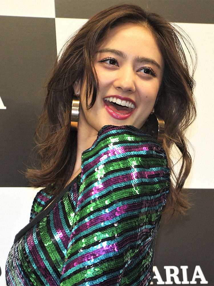 【画像・写真】谷まりあ　鎖骨＆谷間チラ見せにフォロワードキドキ「谷間しか目がいかない」「美しい」