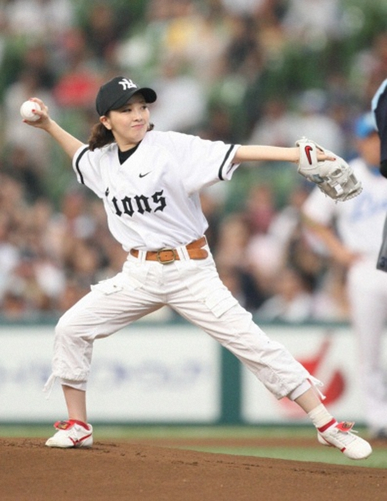 09年8月、西武―ロッテ戦で始球式を行う高橋由美子