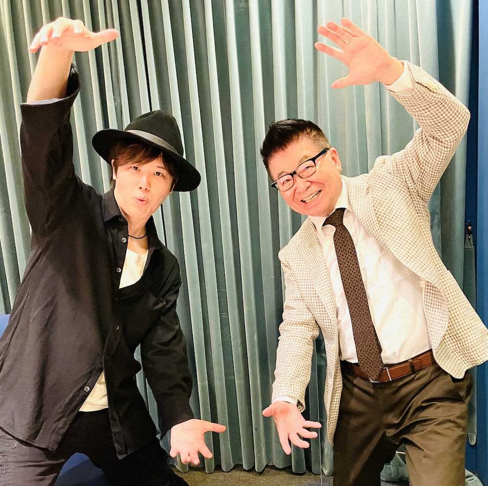 6000回放送のゲスト・三浦祐太朗（左）とポーズを作る生島ヒロシ