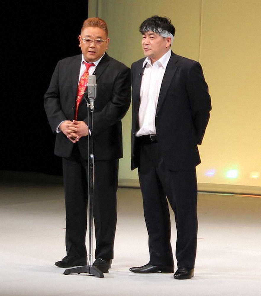 ライブツアー初日に出演した、サンドウィッチマンの伊達みきお（左）と富澤たけし