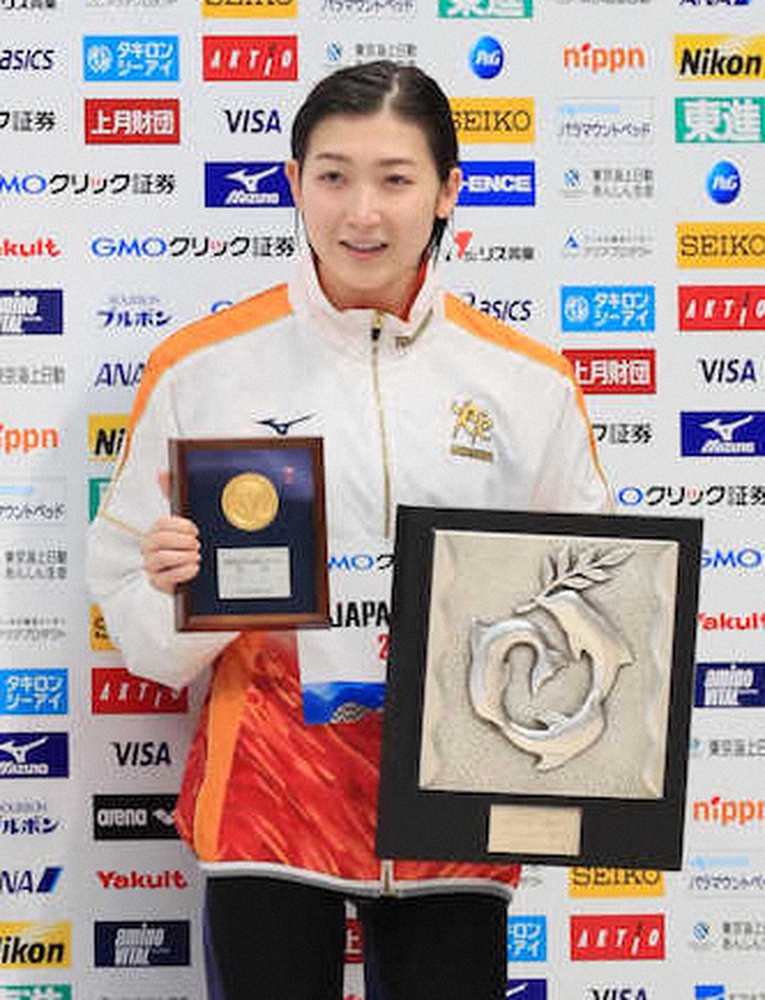 競泳女子100メートルバタフライ表彰、表彰台でメダルを手にする池江（撮影・会津　智海）
