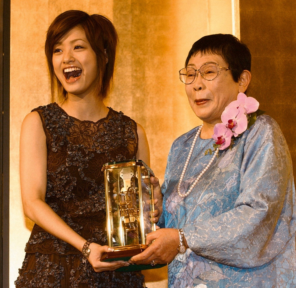第１１回橋田賞の授賞式で橋田賞新人賞を受賞し、笑顔を見せる上戸彩（左）と橋田寿賀子さん　2003年05月10日撮影