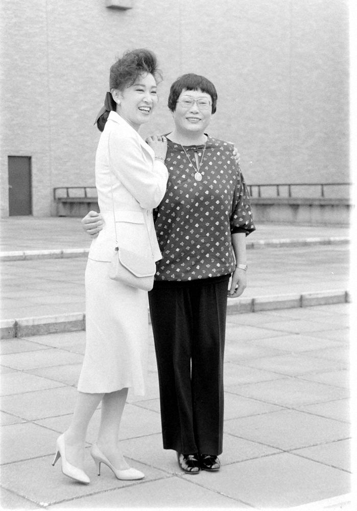 1985年ＮＨＫ大河ドラマ「いのち」発表での橋田寿賀子さん。三田佳子（左）と