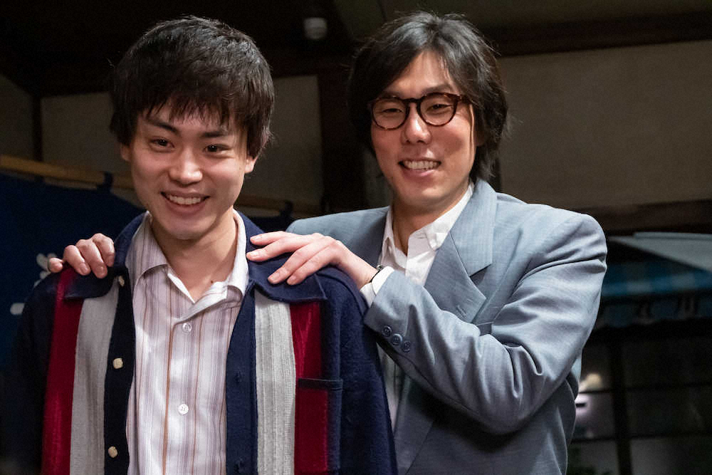 菅田将暉（左）とRADWIMPSの野田洋次郎が共演する映画「キネマの神様」のワンシーン