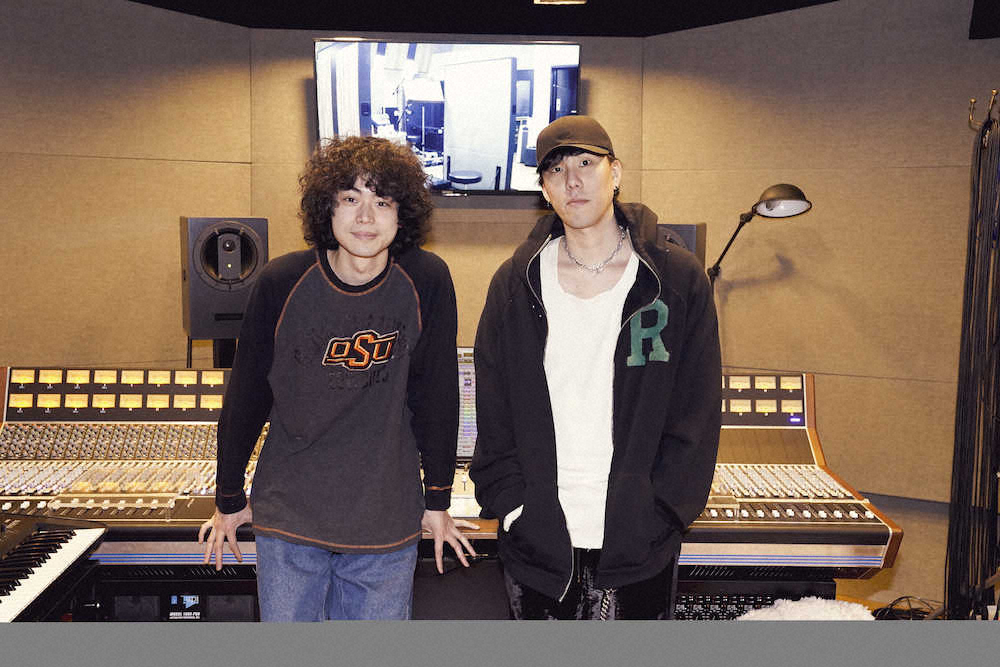 レコーディングスタジオで並んで撮影する菅田将暉（左）とRADWIMPSの野田洋次郎