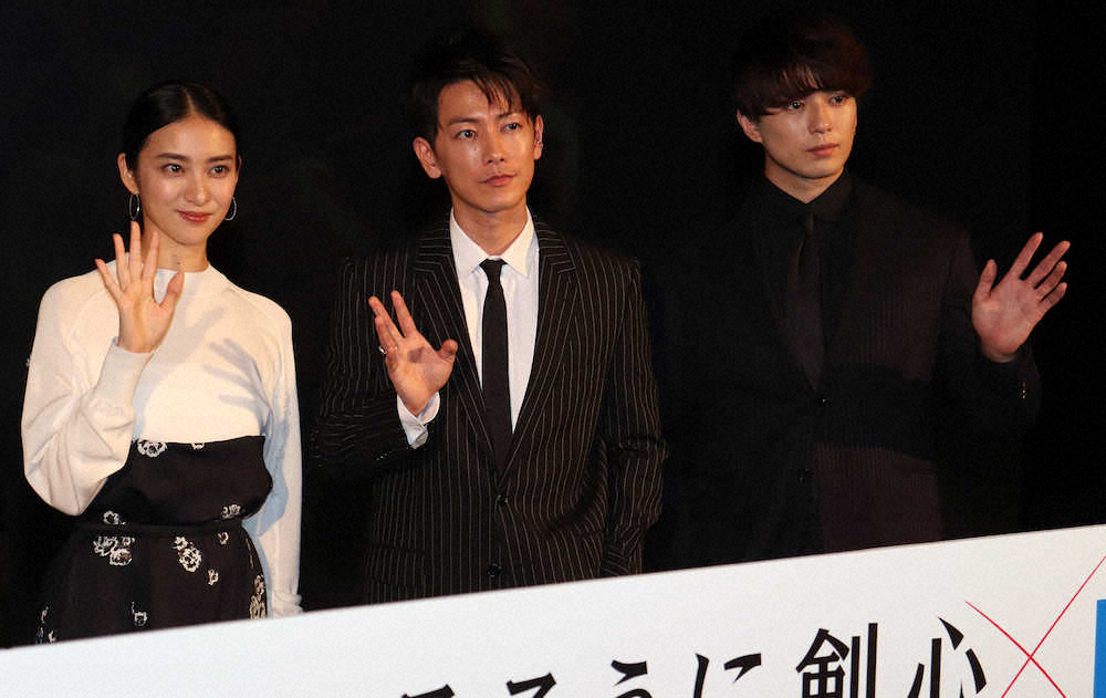 映画「るろうに剣心　最終章、The　Final」のIMAX公開記念イベントに出席した（左から）武井咲、佐藤健、新田真剣佑