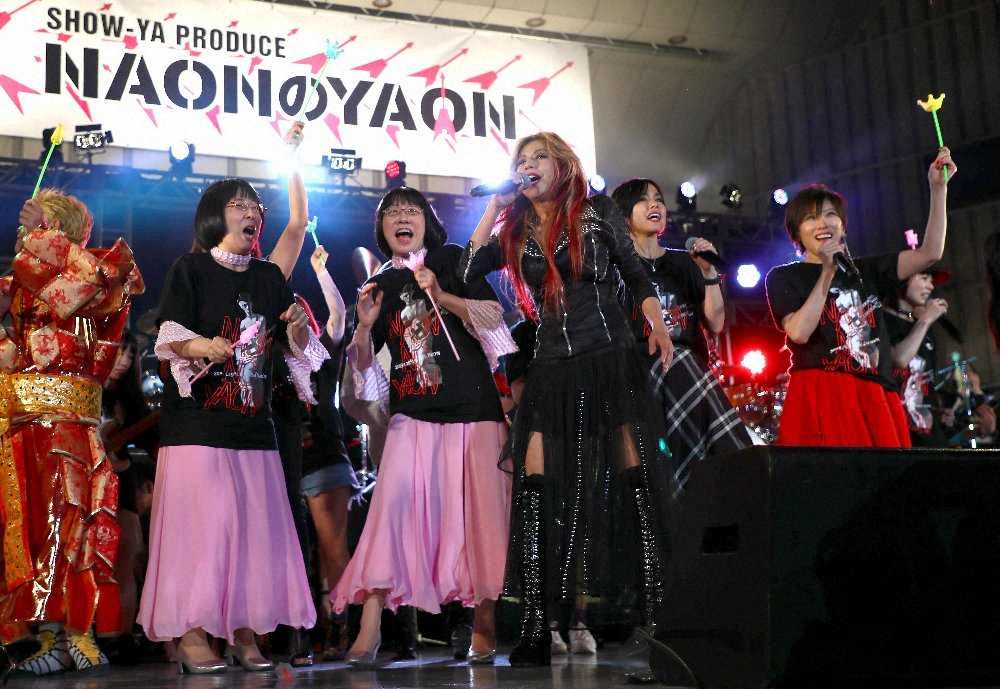 2年前の「NAONのYAON」のフィナーレで歌うSHOW－YAのボーカル・寺田恵子（中央）ら