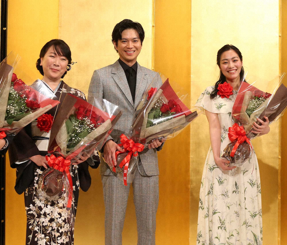集合写真撮影で笑顔の（左から）村山由佳氏、加藤シゲアキ、武田綾乃氏（撮影・西海健太郎）