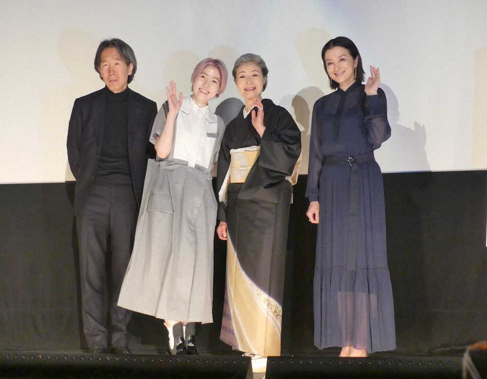 映画「椿の庭」の舞台あいさつに出席した（左から）上田義彦監督、シム・ウンギョン、富司純子、鈴木京香