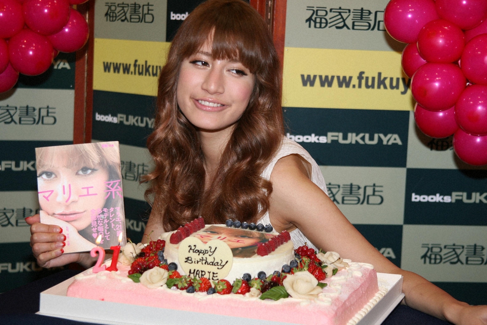 出版記念と誕生日でケーキを前にポーズをとるマリエ(2008年)
