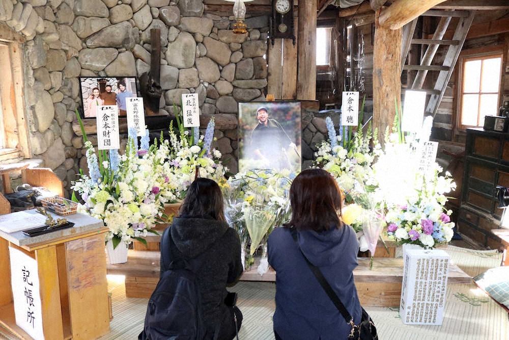 「五郎の石の家」に設けられた献花台に手を合わせるファン（撮影・石川加奈子）