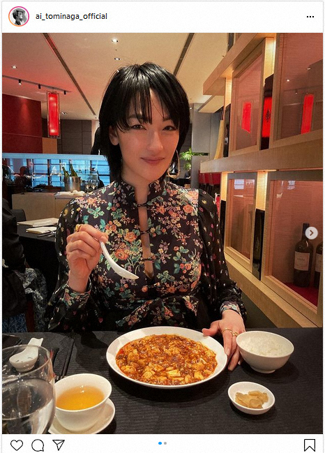 【画像・写真】冨永愛　チャイナドレス風装いでがっつり麻婆豆腐　フォロワー「セクシー！」