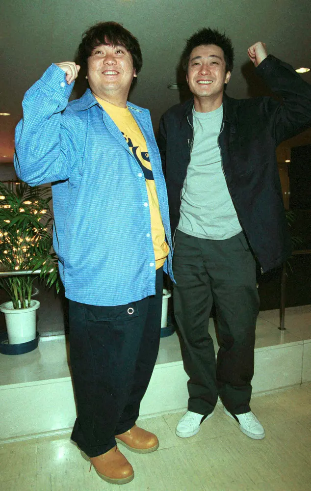「極楽とんぼ」山本圭壱（左）と加藤浩次（2001年撮影）