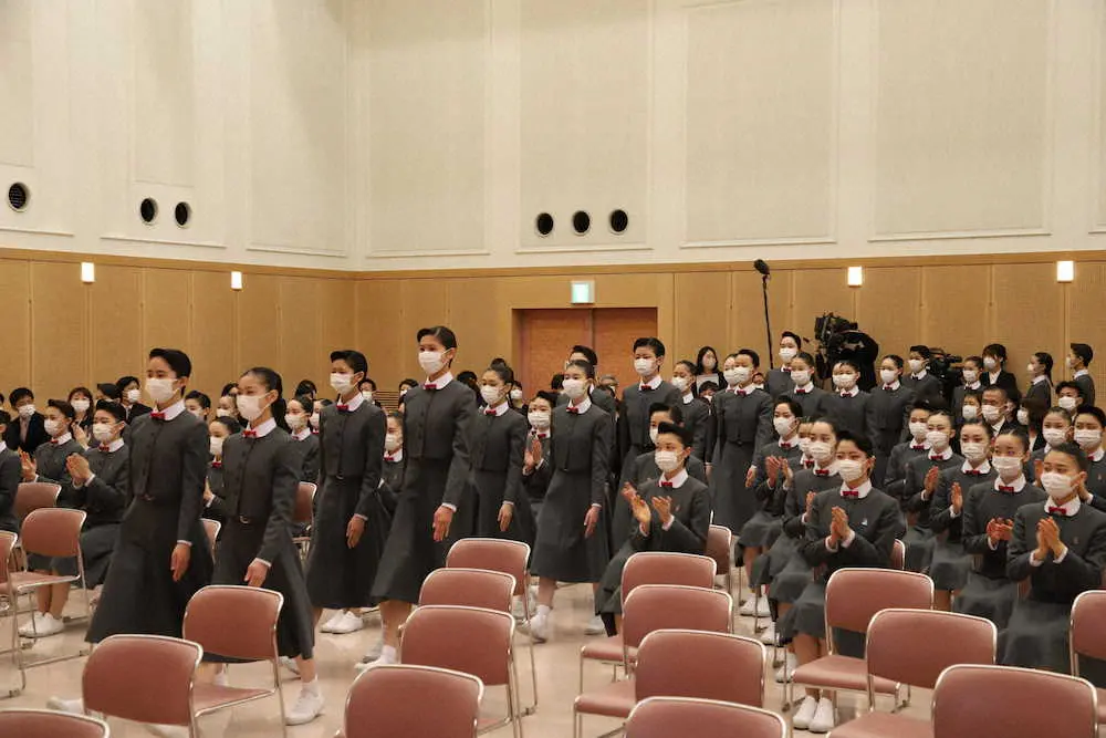 マスクをするなど徹底した感染予防を行い入学式に出席した宝塚音楽学校第109期生ら