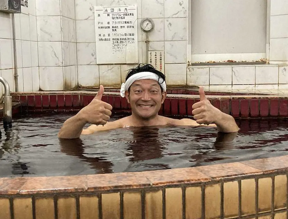 TBS「世界ふしぎ発見！」のミステリーハンターに初挑戦し、東京・蒲田温泉の黒湯に入って笑顔を見せる山口智充
