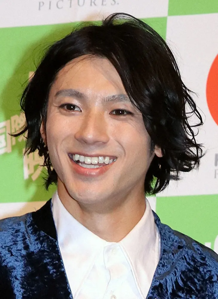 【画像・写真】山田裕貴　スーツ姿でえびぞり　ファンびっくり「マトリックス!?」「どえらい体勢」