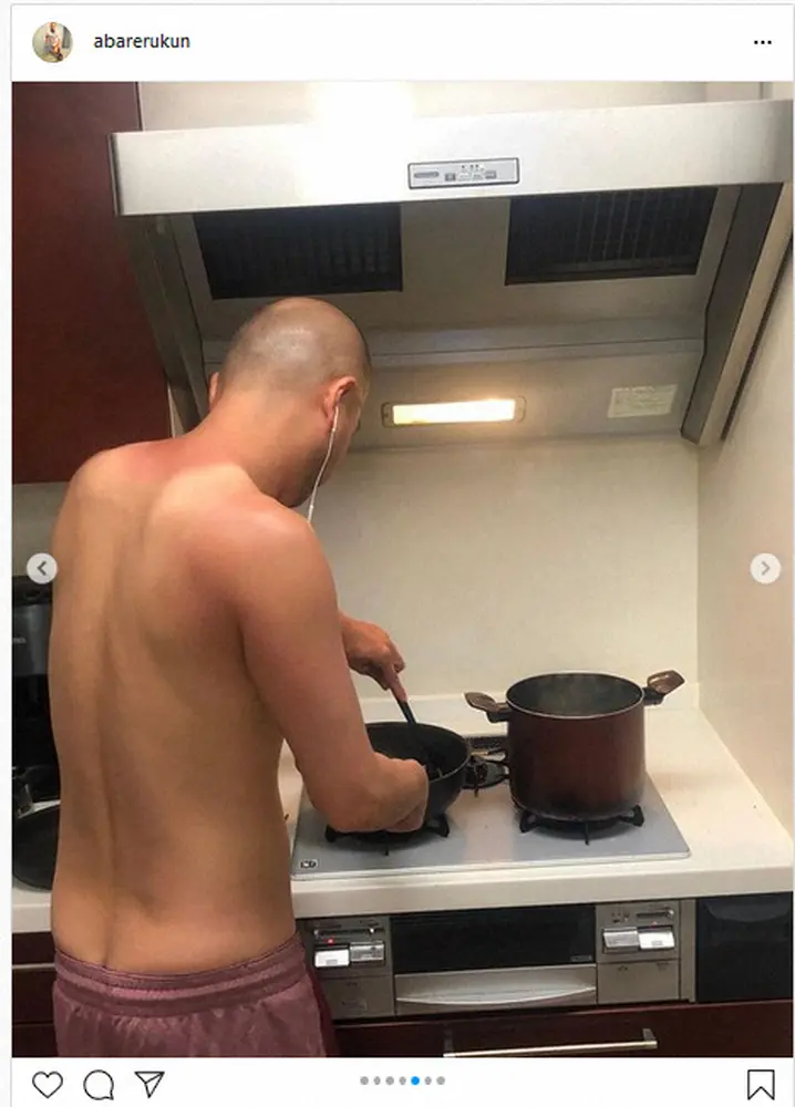 【画像・写真】あばれる君　パンツ一丁＆半ケツでワイルドな夜ご飯作り！　フォロワー「おいしそうだけど…なぜ半ケツ笑」